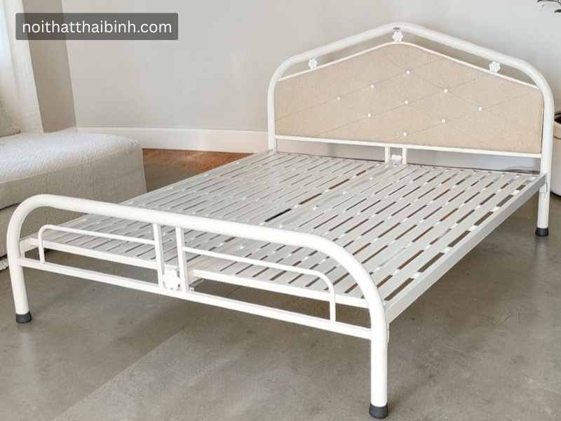Giường sắt sơn tỉnh điện cao cấp - bề mặt hoàn thiện