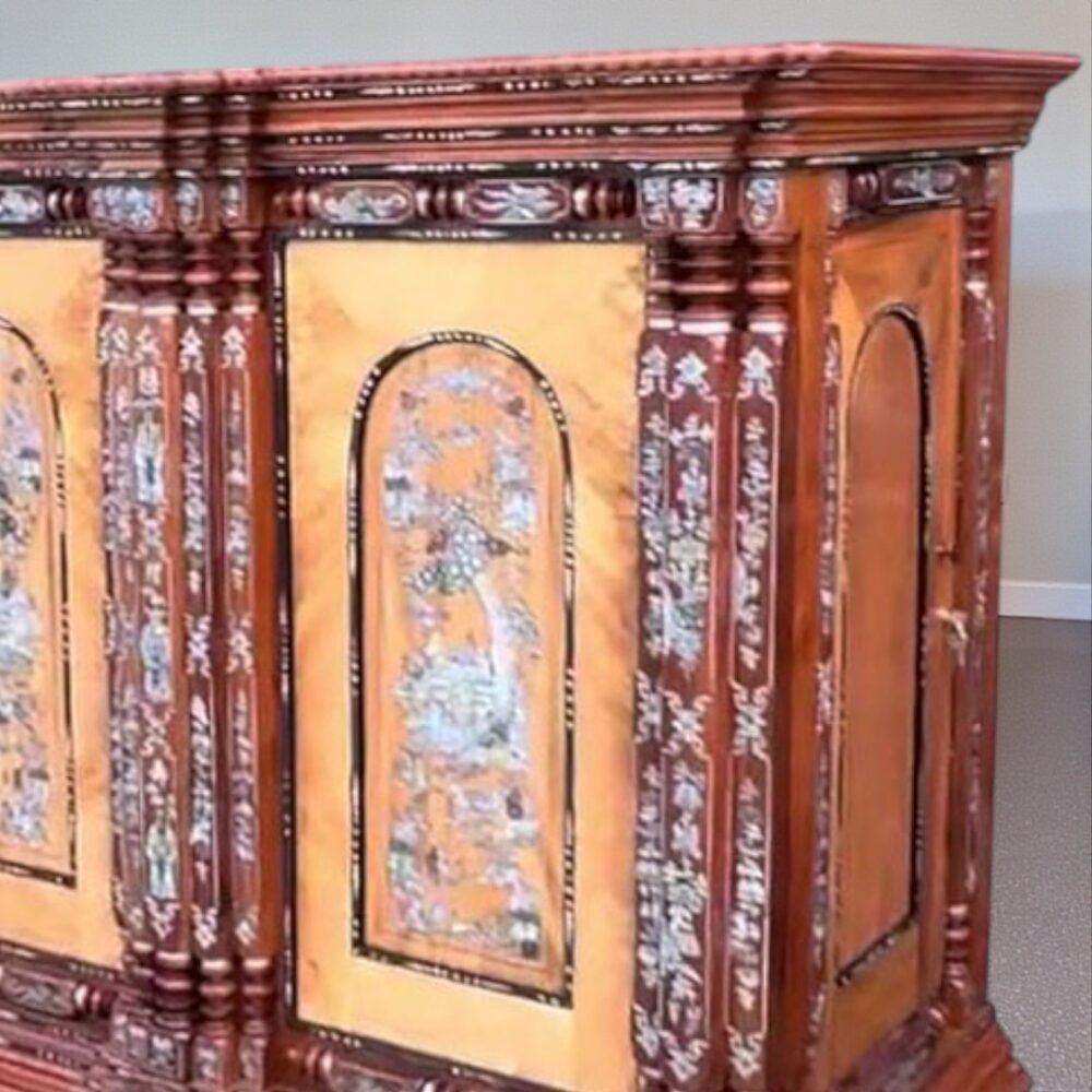 Chi tiết trụ và vân gỗ tủ thờ gỗ căm xe gõ đỏ 15 trụ Tủ thờ gỗ căm xe gõ đỏ 15 trụ MS 3331 - góc nghiêng