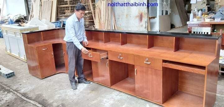 Quầy tiếp tân cửa hàng dài