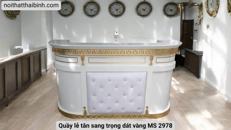 Quầy lễ tân sang trọng dát vàng