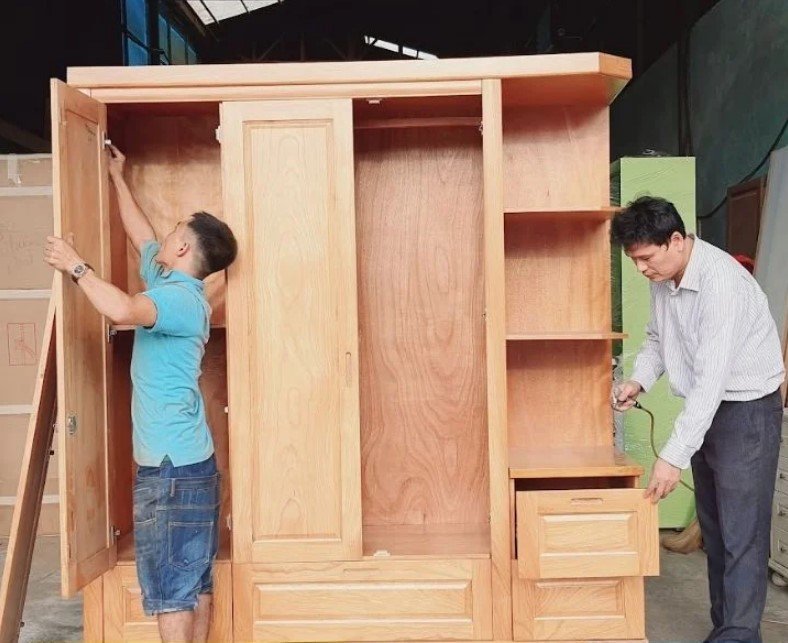 Tủ quần áo gỗ tự nhiên có kệ MS 2704 - chi tiết vân gỗ tự nhiên