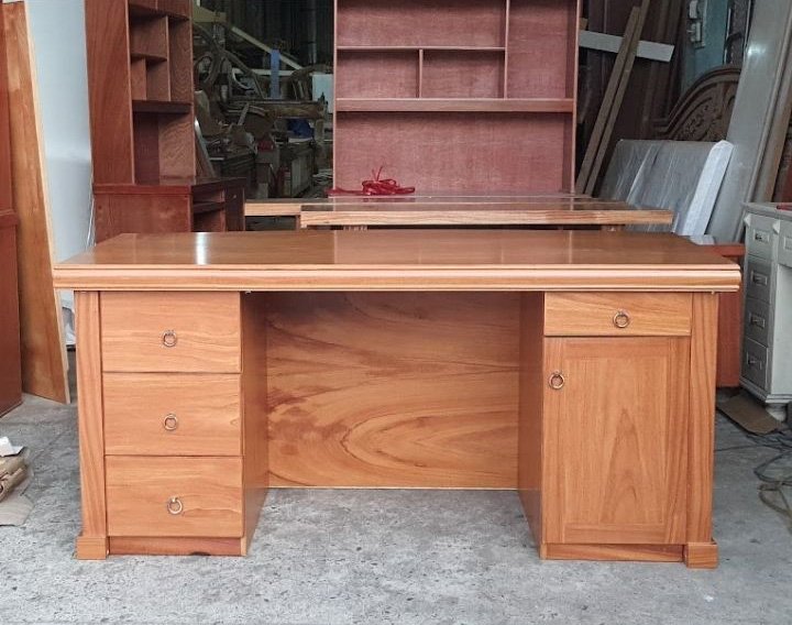 Bàn làm việc gỗ tự nhiên vân gõ đỏ MS 2637 - chi tiết vân gỗ tự nhiên