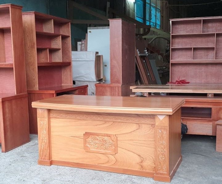 Bàn làm việc gỗ tự nhiên vân gõ đỏ MS 2637 - góc nghiêng