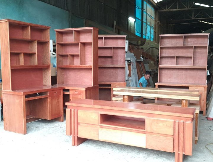 Bàn học gỗ có kệ sách giá rẻ Bàn học gỗ có kệ sách MS 2635 - chi tiết vân gỗ tự nhiên