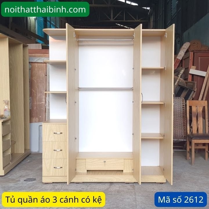 Bên trong tủ quần áo 3 cánh