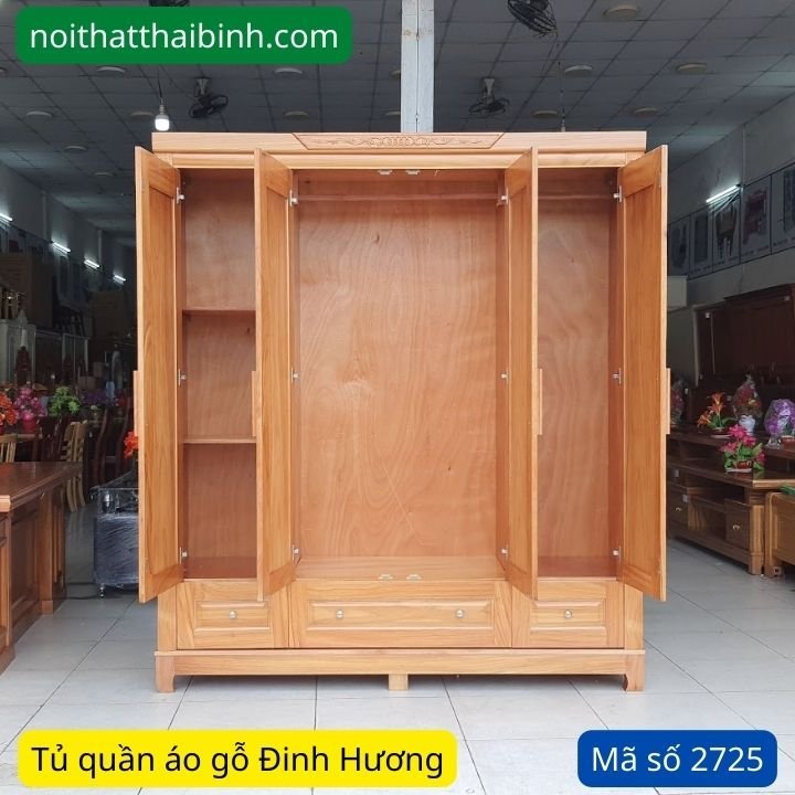 Bên trong tủ áo gỗ Bên trong tủ áo gỗ