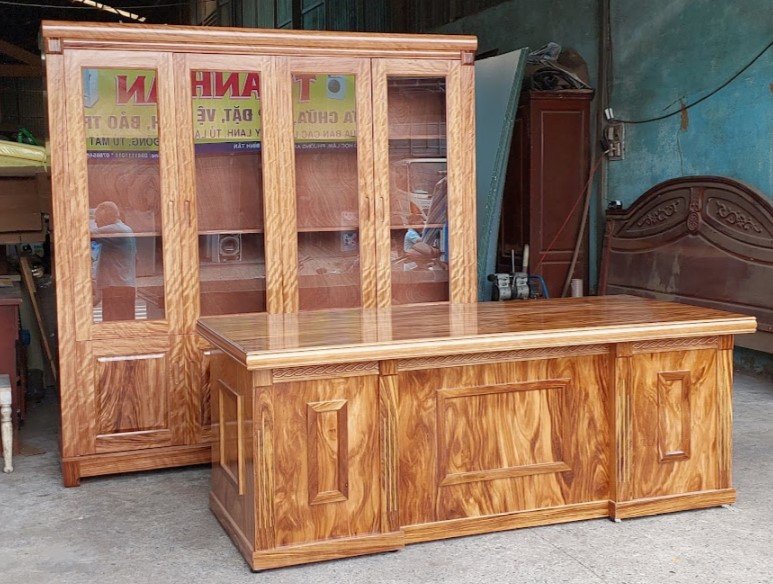 Hướng Đặt Bàn Làm Việc Gỗ Gõ Đỏ Hợp Tuổi Giám Đốc