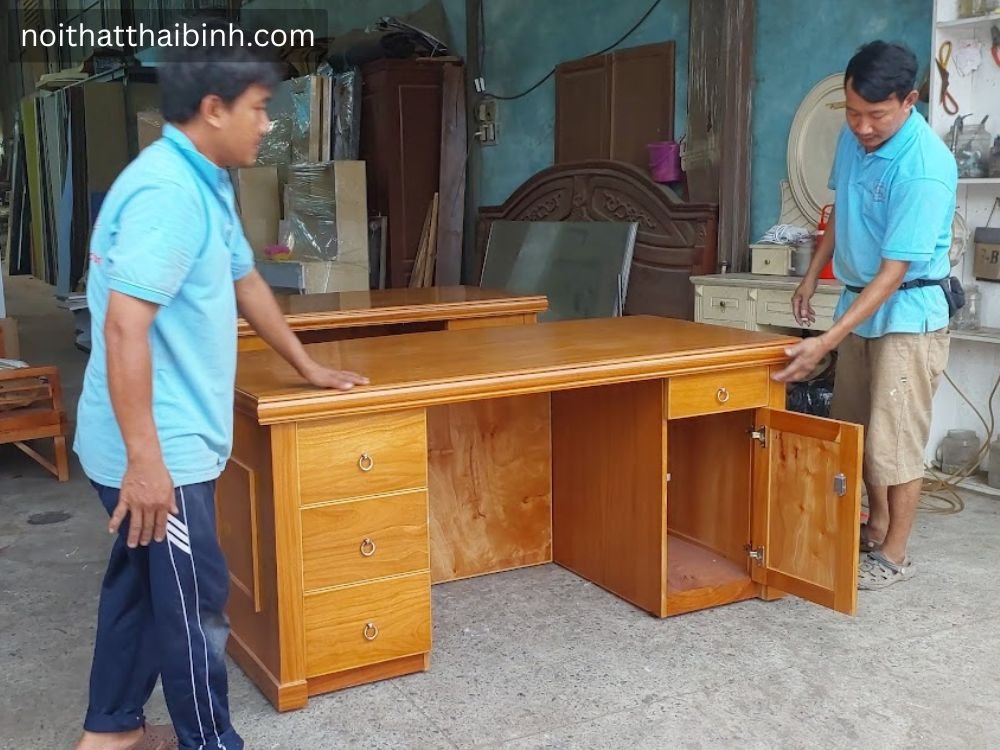 Mặt sau bàn làm việc gỗ gõ