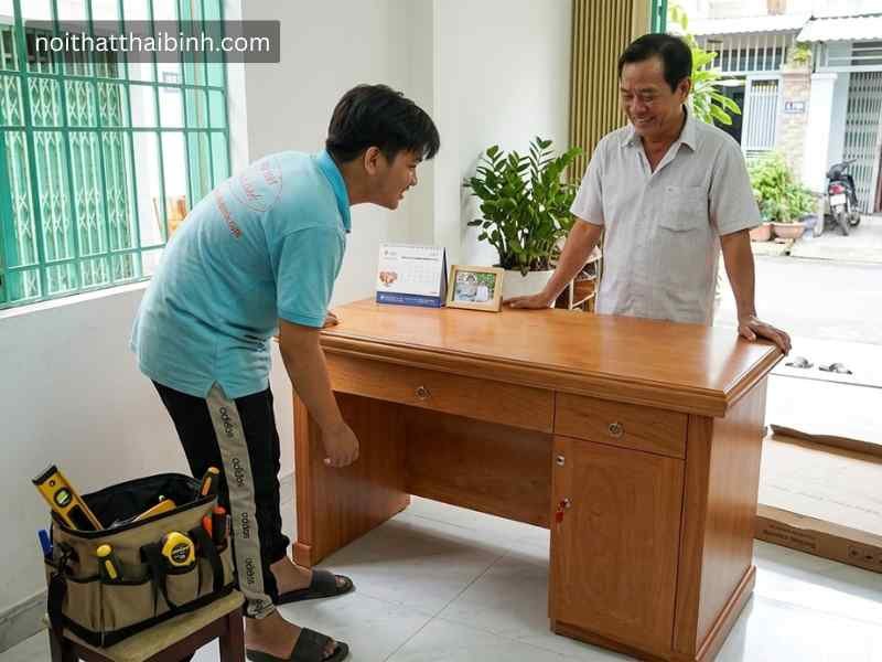Bàn làm việc gỗ tự nhiên tại nhà Anh Tuấn (Quận 7, TPHCM)