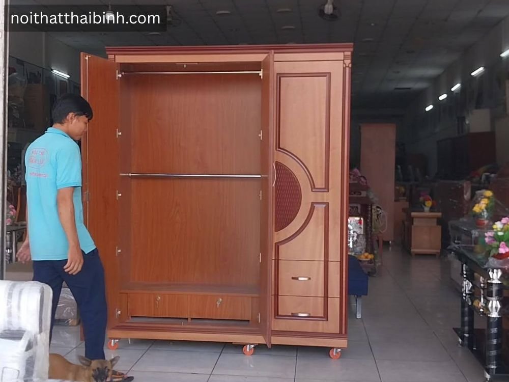 Bên trong tủ quần áo cao cấp