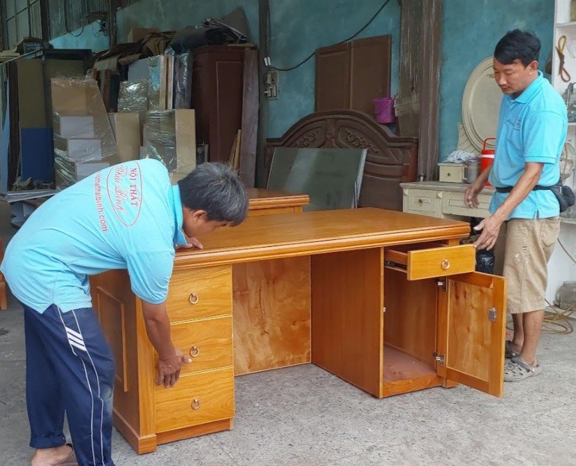 Chất liệu gỗ gõ đỏ – vì sao xứng tầm bàn giám đốc