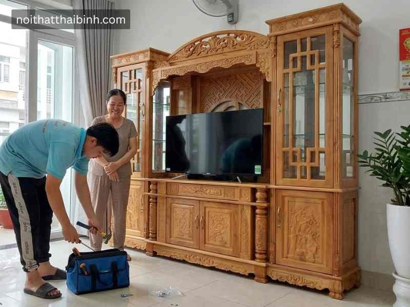 Kệ tivi gỗ gõ đỏ kết hợp tủ rượu tại nhà Chị Hương (TP Thủ Đức, TPHCM)